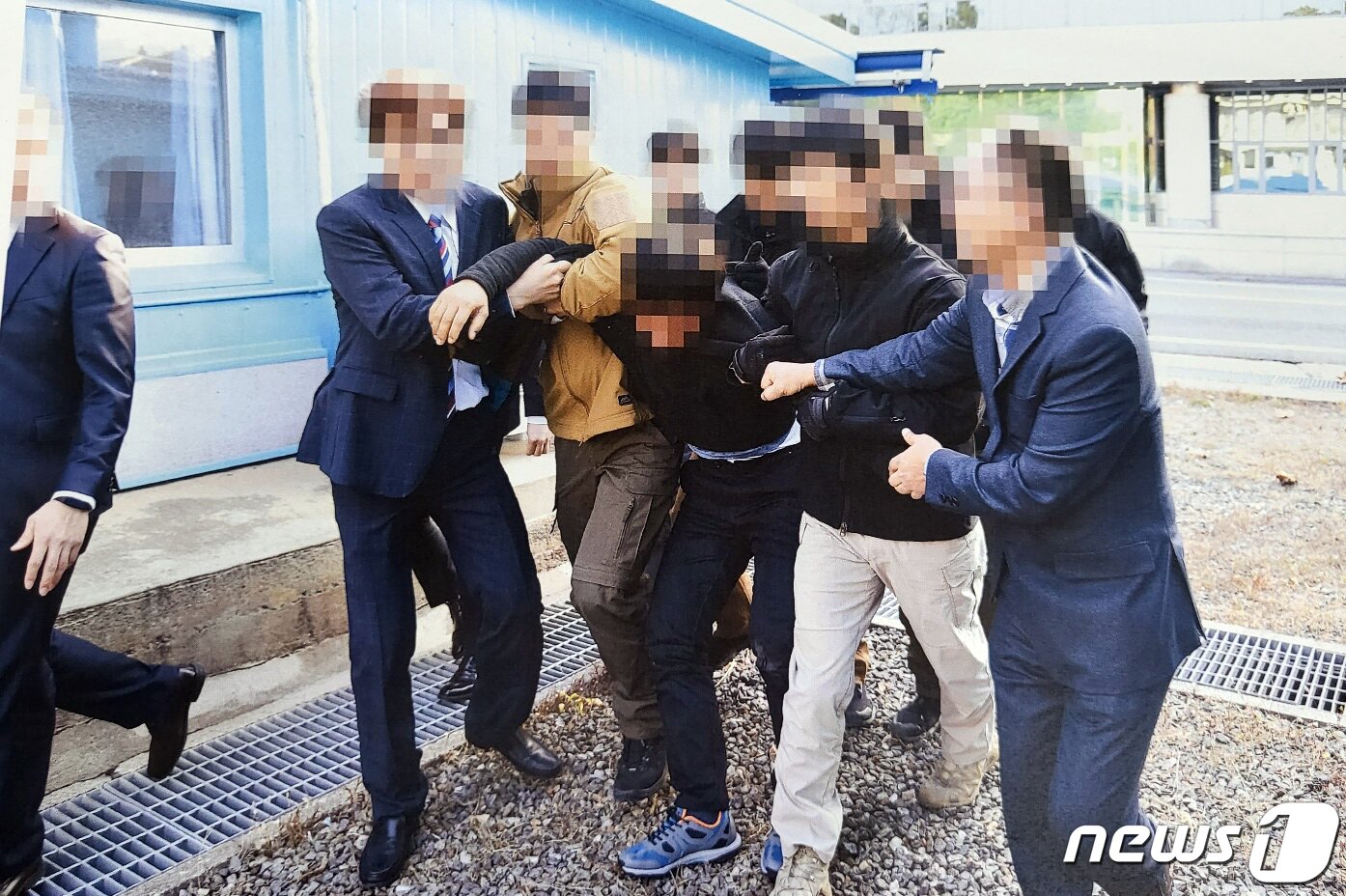 본문 이미지 - 사진은 지난 2019년 11월 북한 선원 2명이 동료 16명을 살해하고 탈북해 귀순 의사를 밝혔으나 판문점을 통해 북한으로 추방 하는 모습. (통일부 제공) 2022.7.12/뉴스1 ⓒ News1 김명섭 기자
