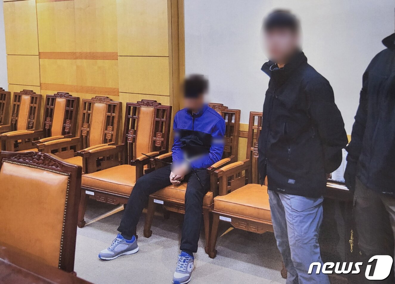 본문 이미지 - 지난 2019년 11월7일 북한선원 2명이 판문점을 통해 북한으로 추방됐다. (통일부 제공) 2022.7.12/뉴스1