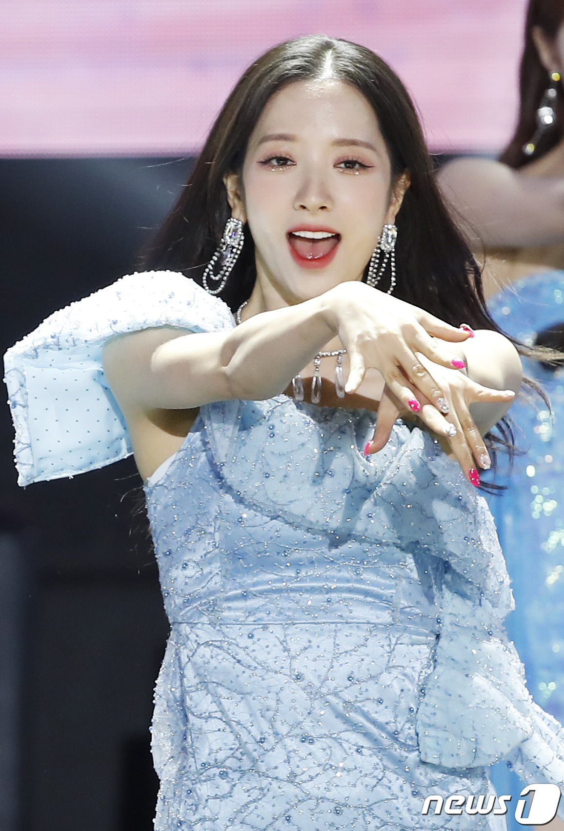 (서울=뉴스1) 권현진 기자 = 우주소녀 보나가 12일 오후 서울 마포구 SBS프리즘타워에서 열린 SBS MTV '더쇼'에서 화려한 공연을 선보이고 있다. 2022.7.12/뉴스1 …