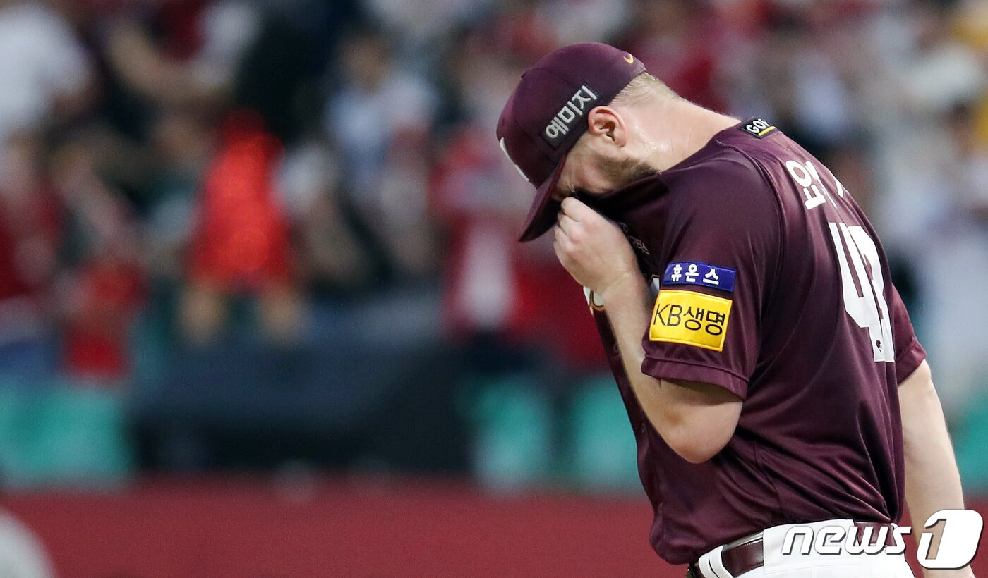 본문 이미지 - 12일 오후 인천 미추홀구 SSG랜더스필드에서 열린 '2022 신한은행 SOL KBO 리그' 키움 히어로즈와 SSG 랜더스의 경기, 4회말 SSG 오태곤 상대 선취점을 허용한 키움 선발투수 요키시가 아쉬워 하고 있다. 2022.7.12/뉴스1 ⓒ News1 이동해 기자