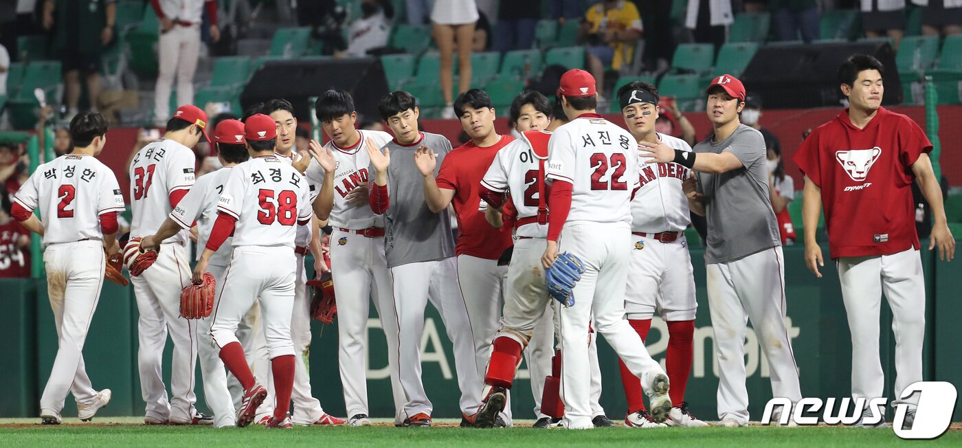 본문 이미지 - 12일 오후 인천 미추홀구 SSG랜더스필드에서 열린 '2022 신한은행 SOL KBO 리그' 키움 히어로즈와 SSG 랜더스의 경기에서 7대3으로 승리한 SSG 선수들이 기쁨을 함께 나누고 있다. 2022.7.12/뉴스1 ⓒ News1 이동해 기자