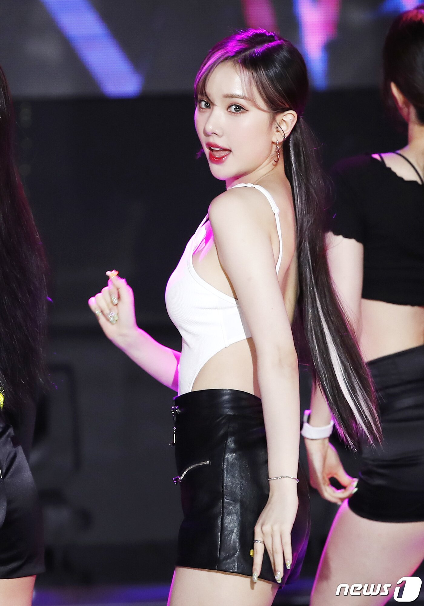 본문 이미지 - 비비지 은하가 12일 오후 서울 마포구 SBS프리즘타워에서 열린 SBS MTV '더쇼'에서 화려한 공연을 선보이고 있다. ⓒ News1 권현진 기자