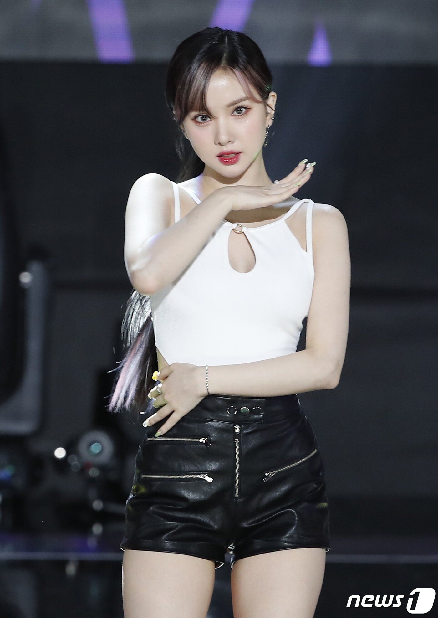 본문 이미지 - 비비지 은하가 12일 오후 서울 마포구 SBS프리즘타워에서 열린 SBS MTV '더쇼'에서 멋진 무대를 선보이고 있다. ⓒ News1 권현진 기자