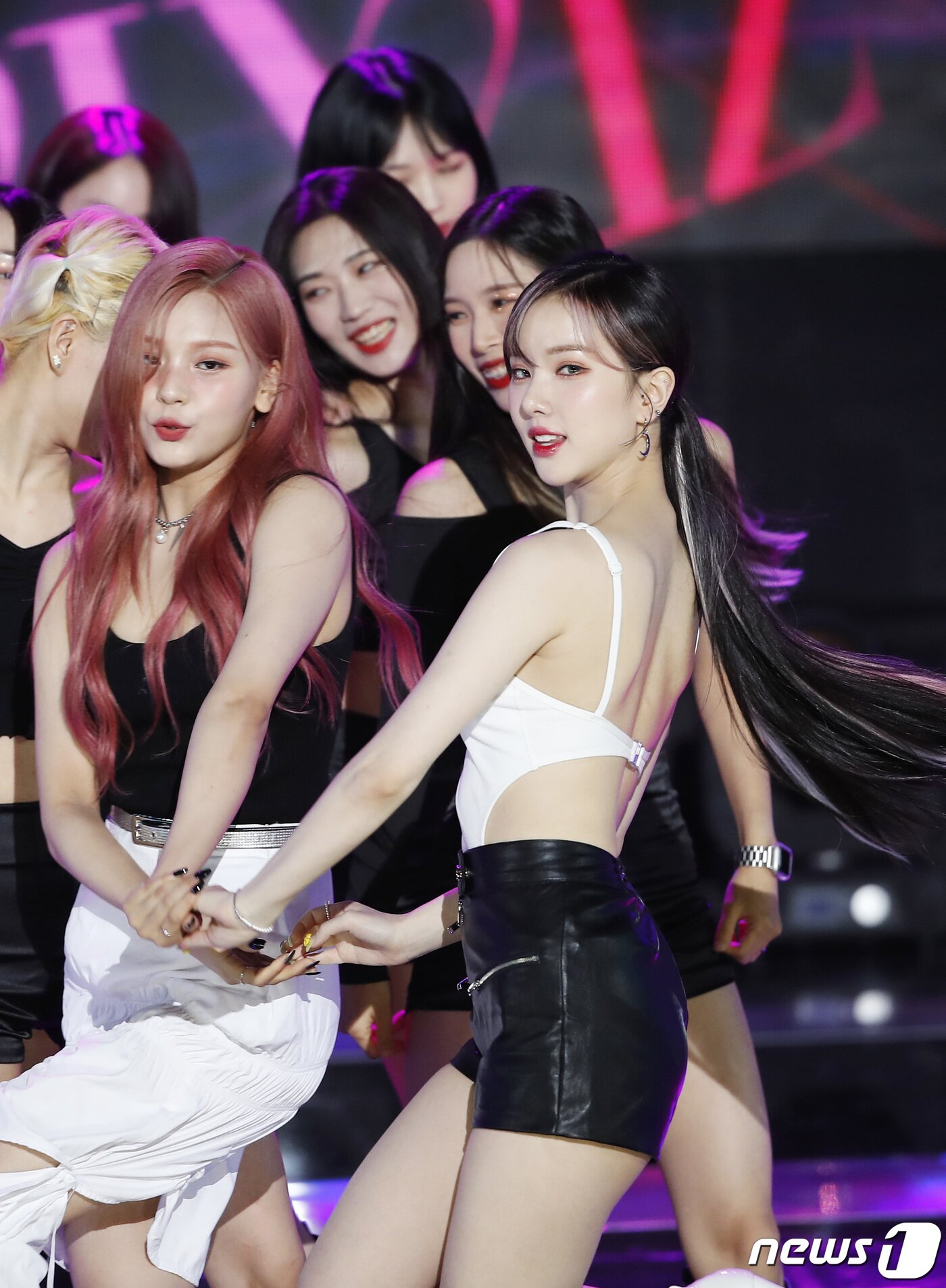 본문 이미지 - 비비지 은하(오른쪽)가 12일 오후 서울 마포구 SBS프리즘타워에서 열린 SBS MTV '더쇼'에서 매혹적인 공연으로 팬심을 사로잡고 있다. ⓒ News1 권현진 기자