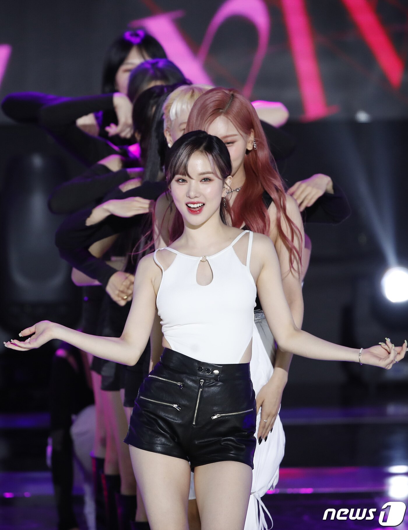 본문 이미지 - 비비지 은하가 12일 오후 서울 마포구 SBS프리즘타워에서 열린 SBS MTV '더쇼'에서 멋진 공연을 선보이고 있다. ⓒ News1 권현진 기자