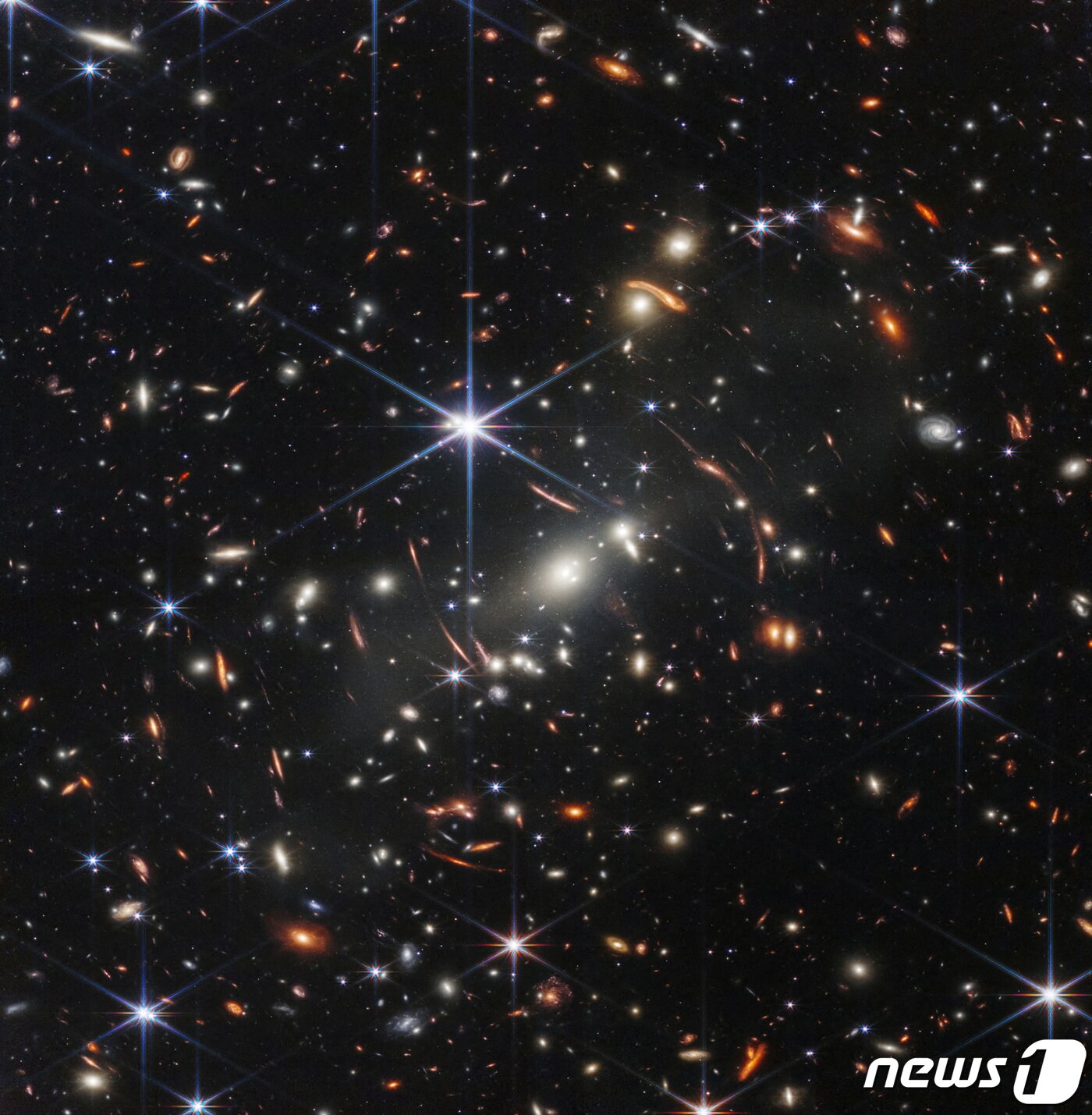 본문 이미지 - 미국 항공우주국(NASA)의 제임스웹 우주망원경으로 촬영한 풀컬러 우주사진이 11일(현지시간) 최초 공개됐다. 사진은 은하단 SMACS 0723. ⓒ 로이터=뉴스1
