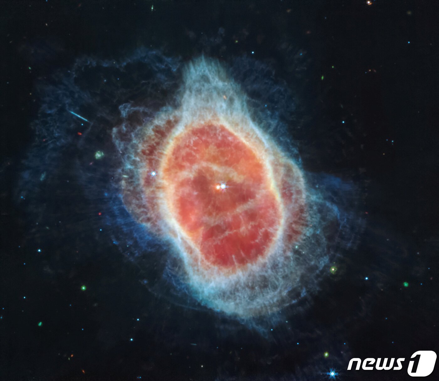 본문 이미지 - 미국 항공우주국(NASA)이 제임스웹 우주망원경으로 촬영한 풀컬러 우주사진을 12일(현지시간) 공개하고 있다. 사진은 행성상 성운모습. ⓒ 로이터=뉴스1