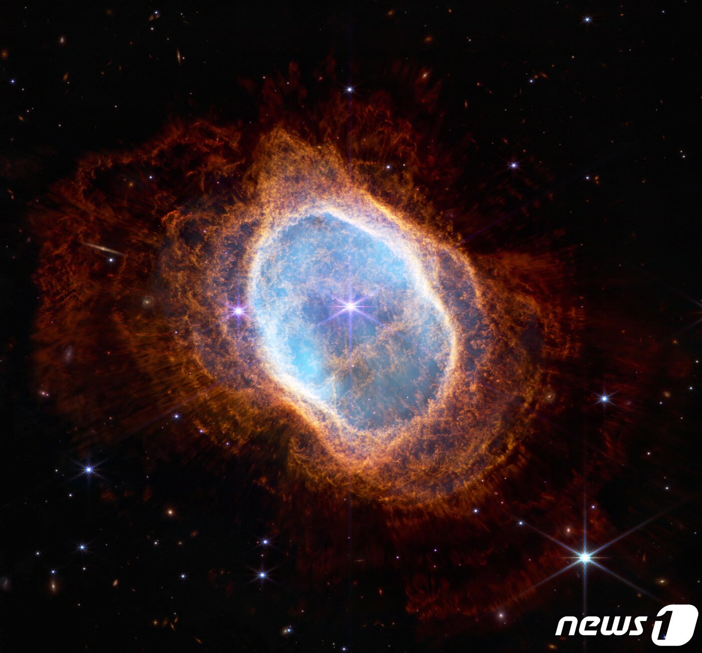 본문 이미지 - 미국 항공우주국(NASA)이 제임스웹 우주망원경으로 촬영한 풀컬러 우주사진을 12일(현지시간) 공개하고 있다. 사진은 행성상 성운모습. ⓒ 로이터=뉴스1