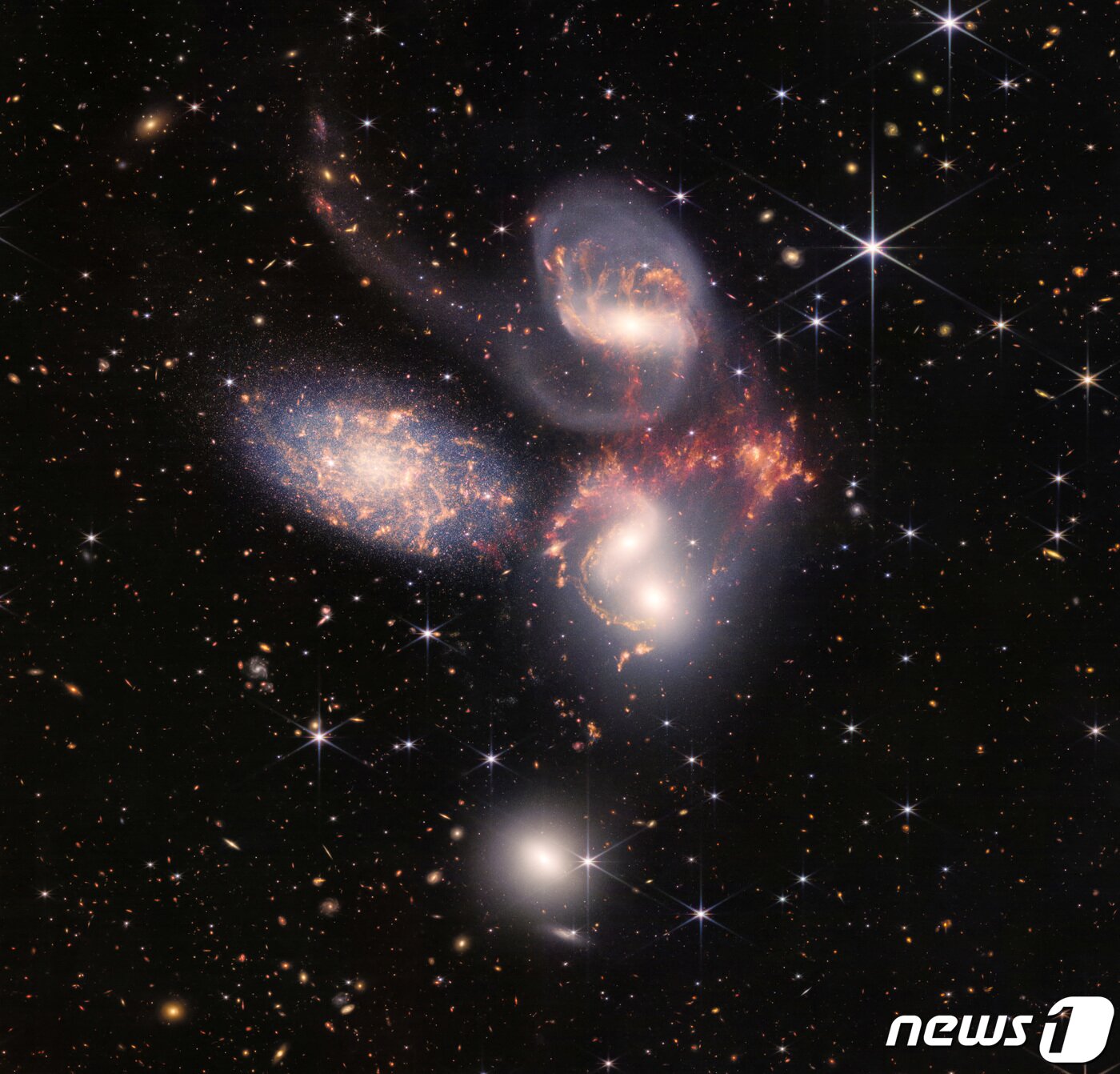 본문 이미지 - 미국 항공우주국(NASA)이 제임스웹 우주망원경으로 촬영한 풀컬러 우주사진을 12일(현지시간) 공개했다. 사진은 다섯개의 은하군 모습. ⓒ 로이터=뉴스1