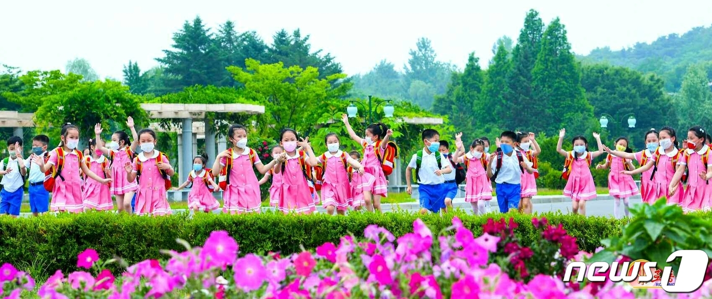 (평양 노동신문=뉴스1) = 북한 노동당 기관지 노동신문은 13일 "수도 평양으로부터 두메산골, 외진 섬마을에 이르기까지 온 나라의 모든 학생들이 새 교복을 산뜻하게 차려입고 나서 …