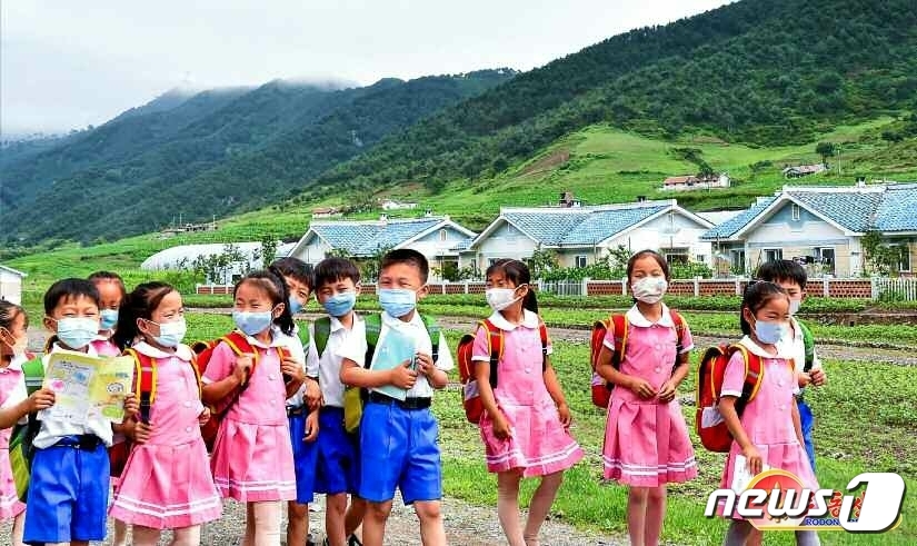 (평양 노동신문=뉴스1) = 북한 노동당 기관지 노동신문은 13일 "수도 평양으로부터 두메산골, 외진 섬마을에 이르기까지 온 나라의 모든 학생들이 새 교복을 산뜻하게 차려입고 나서 …