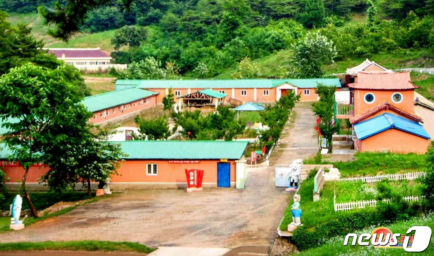 (평양 노동신문=뉴스1) = 북한 노동당 기관지 노동신문은 13일 축산업에서 성과를 내고 있는 강남군 영진농장을 소개하면서 당의 축산정책관철을 강조했다. [국내에서만 사용가능. 재 …