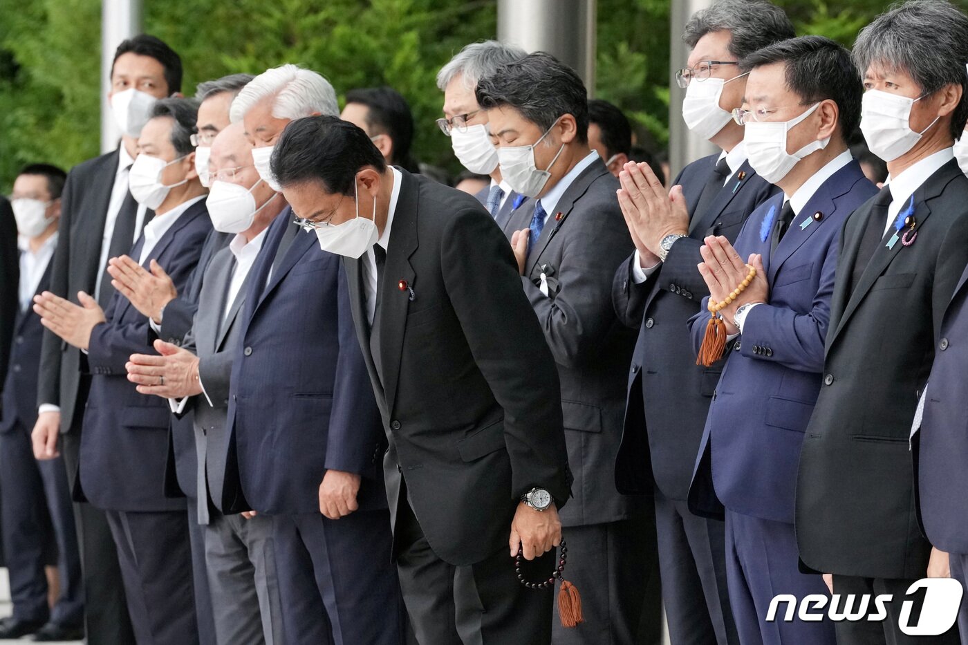 본문 이미지 - 기시다 후미오 일본 총리가 12일 (현지시간) 도쿄에 있는 사찰인 '조조지'에서 가족장을 치른 아베 신조 전 총리의 운구차가 자민당 당사를 들르자 추모를 하고 있다. ⓒ 로이터=뉴스1 ⓒ News1 우동명 기자