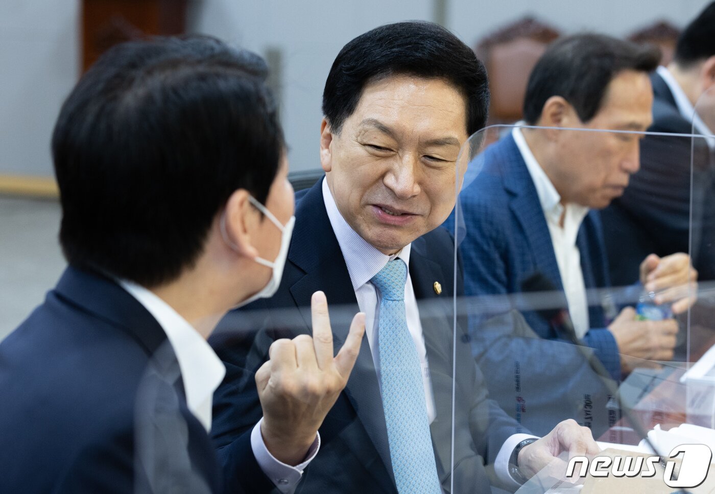 본문 이미지 - 김기현 국민의힘 의원이 13일 오전 서울 여의도 국회 의원회관에서 열린 혁신 24 새로운 미래 두 번째 모임인 ‘경제위기 인본 혁신생태계로 극복하자!’에서 안철수 의원과 대화하고 있다. 2022.7.13/뉴스1 ⓒ News1 이재명 기자