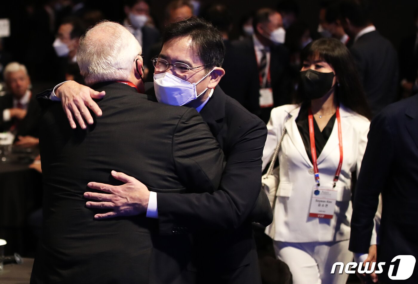 본문 이미지 - 이재용 삼성전자 부회장이 13일 서울 중구 신라호텔에서 열린 2022 아시안 리더십 컨퍼런스 개회식에서 에드윈 퓰너 헤리티지재단 창립자와 포옹하고 있다. 대통령실사진기자단 2022.7.13/뉴스1 ⓒ News1 오대일 기자