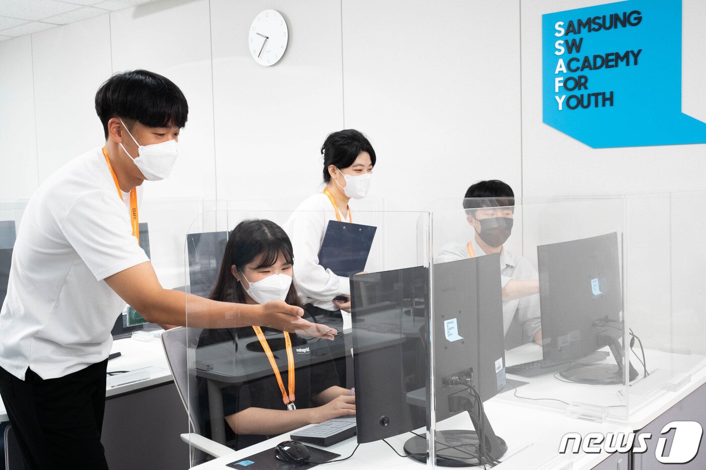 본문 이미지 - 13일 서울 강남구 삼성청년SW아카데미(SSAFY) 서울캠퍼스에서 열린 8기 입학식에서 교육생들이 수업에 참여하고 있다. 8기는 전국 5개 캠퍼스에 1150명이 입과했다. SSAFY는 올해 1월 교육을 시작한 7기를 합쳐 연간 약 2300명을 대상으로 소프트웨어 교육을 실시한다. (삼성전자 제공) 2022.7.13/뉴스1