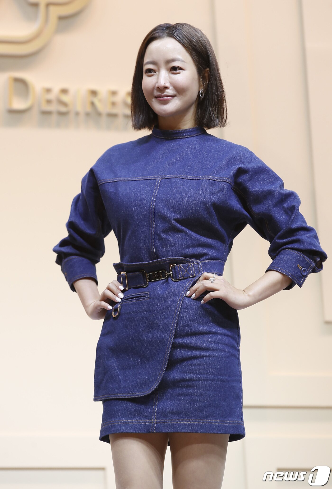 본문 이미지 - 배우 김희선이 13일 오전 서울 중구 크레스트72에서 열린 넷플릭스 시리즈 '블랙의 신부' 제작발표회에서 포즈를 취하고 있다. '블랙의 신부'는 사랑이 아닌 조건을 거래하는 상류층 결혼정보 회사에서 펼쳐지는 복수와 욕망의 스캔들을 그린 작품이다. 2022.7.13/뉴스1 ⓒ News1 권현진 기자