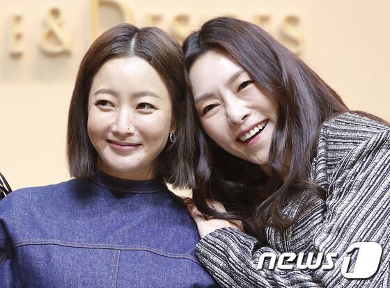 배우 김희선과 차지연(오른쪽)이 13일 오전 서울 중구 크레스트72에서 열린 넷플릭스 시리즈 '블랙의 신부' 제작발표회에서 포즈를 취하고 있다. 2022.7.13/뉴스1 © News1 권현진 기자