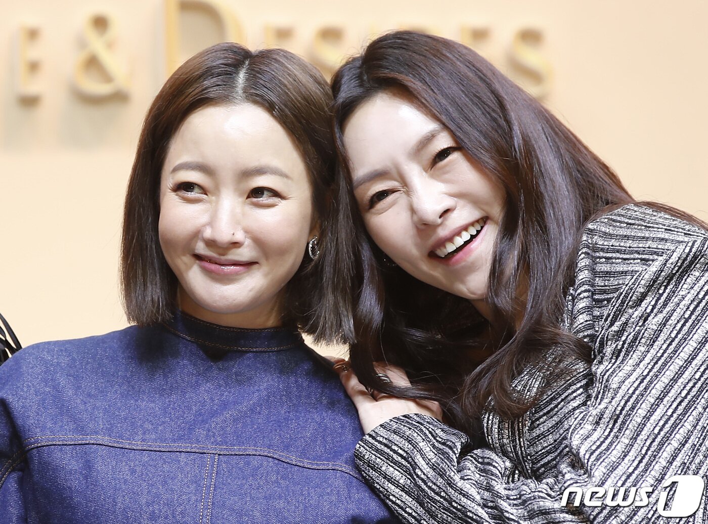 본문 이미지 - 배우 김희선과 차지연(오른쪽)이 13일 오전 서울 중구 크레스트72에서 열린 넷플릭스 시리즈 '블랙의 신부' 제작발표회에서 포즈를 취하고 있다. ⓒ News1 권현진 기자