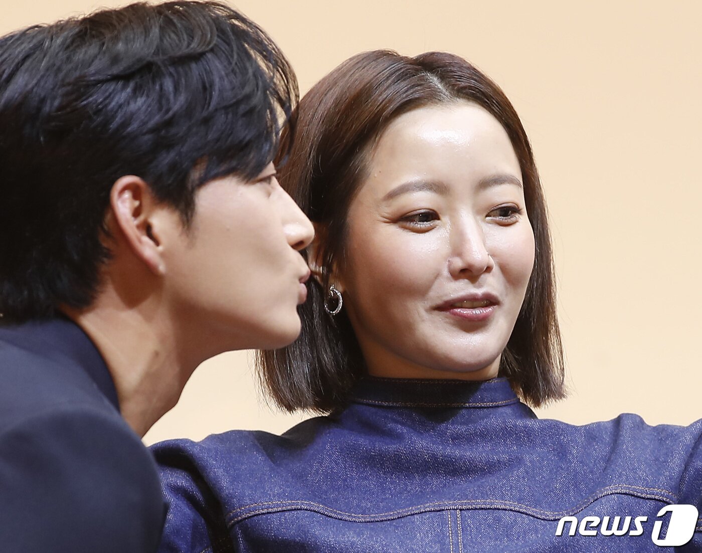 본문 이미지 - 배우 김희선(오른쪽)이 13일 오전 서울 중구 크레스트72에서 열린 넷플릭스 시리즈 '블랙의 신부' 제작발표회에서 이현욱의 유쾌한 포즈에 미소를 짓고 있다. ⓒ News1 권현진 기자