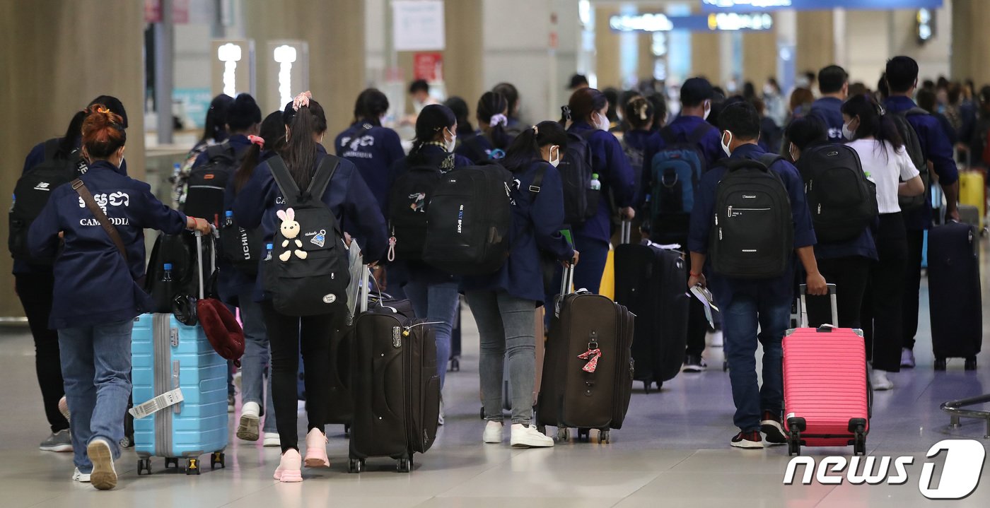 인천국제공항 제1여객터미널 입국장에 외국인 근로자가 입국하고 있다./뉴스1 ⓒ News1 임세영 기자