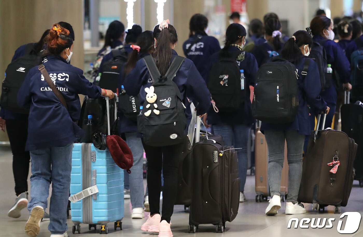 본문 이미지 - 인천국제공항 제1여객터미널 입국장에 외국인 근로자가 입국하고 있다. 뉴스1 ⓒ News1 임세영 기자