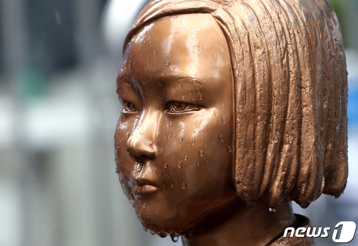 본문 이미지 - 제1552차 일본군 성노예제 문제 해결을 위한 정기 수요시위날인 13일 서울 종로구 옛 일본대사관 맞은편에 설치된 평화의 소녀상에 빗물이 흐르고 있다. 2022.7.13/뉴스1 ⓒ News1 이동해 기자