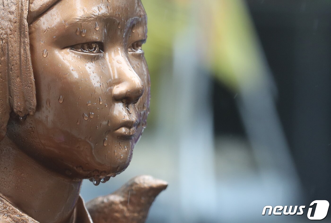 본문 이미지 - 제1552차 일본군 성노예제 문제 해결을 위한 정기 수요시위날인 13일 서울 종로구 옛 일본대사관 맞은편에 설치된 평화의 소녀상에 빗물이 흐르고 있다.  2022.7.13/뉴스1 ⓒ News1 이동해 기자