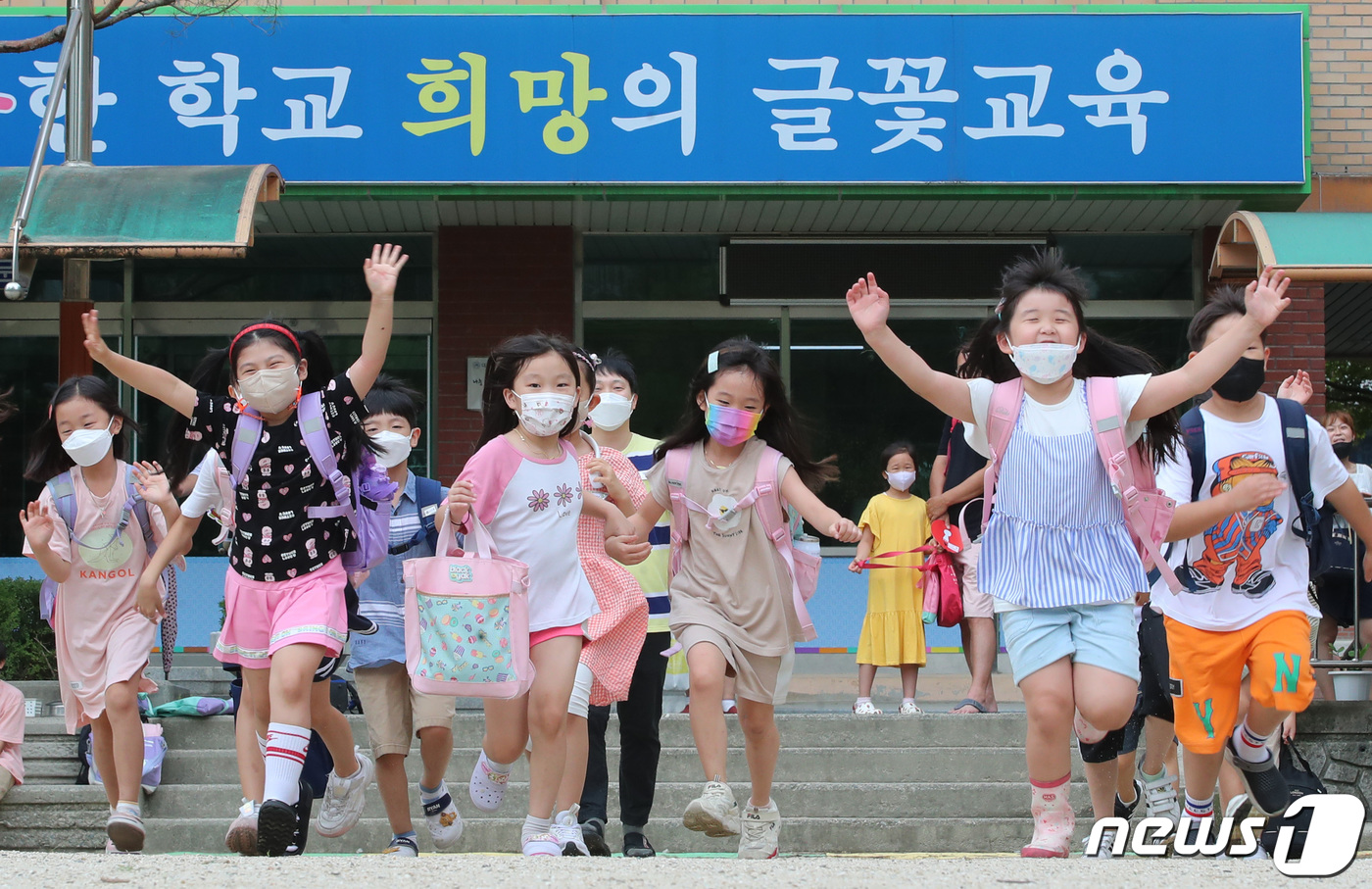 (대전=뉴스1) 김기태 기자 = 대전지역을 비롯해 전국의 초중고교가 순차적으로 여름방학에 들어간 가운데 13일 대전 중구 글꽃초등학교(오순임 교장)에서 방학을 맞은 학생들이 하교를 …