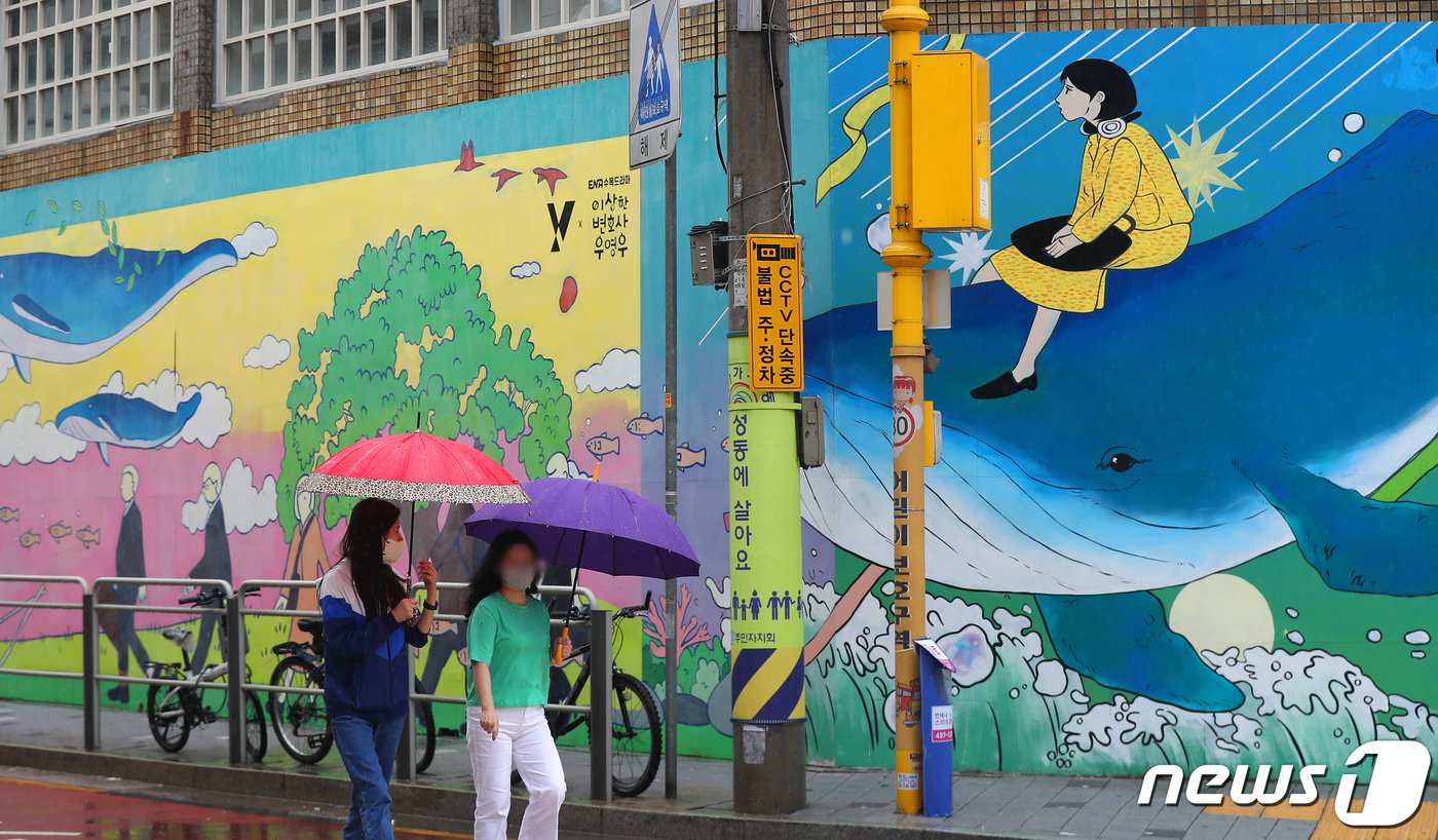 본문 이미지 - 13일 서울 성동구 성수동 카페거리에 ENA 드라마 &#39;이상한 변호사 우영우&#40;우영우&#41;&#39;와 KT의 20대 전용 브랜드 &#39;Y&#39;와 협업해 탄생한 벽화가 그려져 있다.  2022.7.13/뉴스1 ⓒ News1 민경석 기자