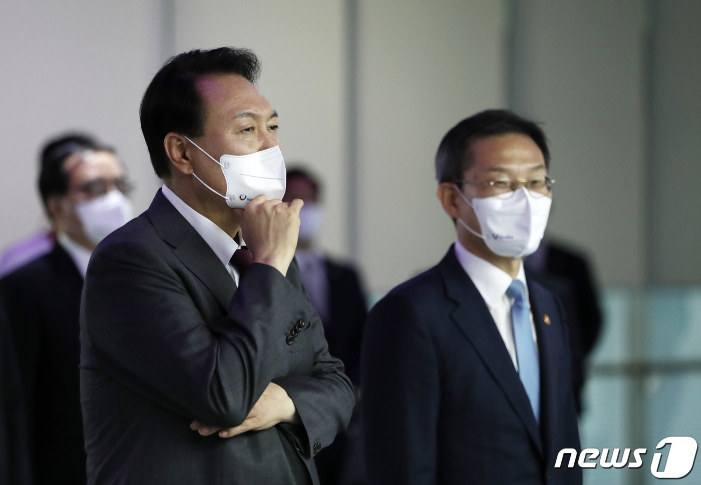 본문 이미지 - 윤석열 대통령이 지난달 13일 경기 성남시 판교 제2테크노밸리 기업지원 허브에서 열린 제11회 정보보호의 날 기념식을 마친 후 실전형 사이버 훈련장을 찾아 소개 영상을 시청하고 있다. 오른쪽은 이종호 과학기술정보통신부 장관. 대통령실사진기자단 2022.7.13/뉴스1 ⓒ News1 안은나 기자