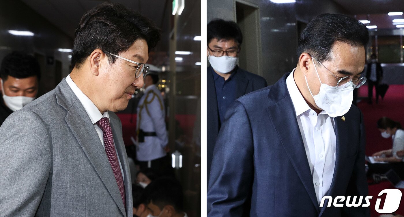 본문 이미지 - 권성동 국민의힘 대표 직무대행 겸 원내대표(왼쪽)와 박홍근 더불어민주당 원내대표가 13일 오전 서울 여의도 국회에서 김진표 국회의장 주재 여야 원내대표 회동 참석을 위해 각각 의장실로 향하고 있다. (공동취재) 2022.7.13/뉴스1 ⓒ News1 이재명 기자