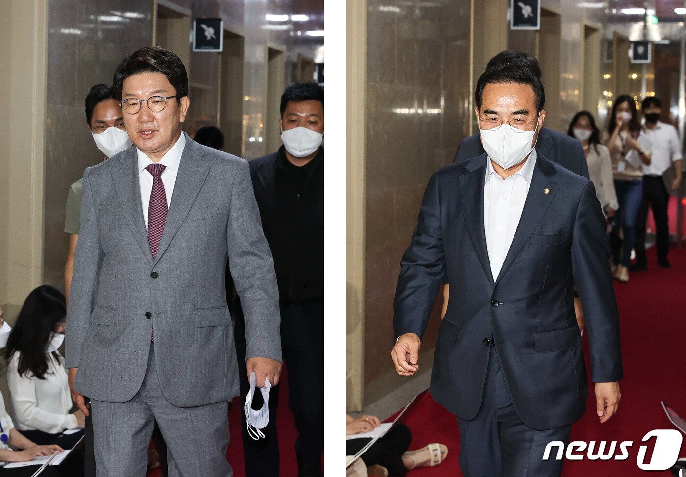본문 이미지 - 권성동 국민의힘 대표 직무대행 겸 원내대표(왼쪽)와 박홍근 더불어민주당 원내대표가 13일 오전 서울 여의도 국회에서 김진표 국회의장 주재 여야 원내대표 회동 참석을 위해 각각 의장실로 향하고 있다. (공동취재) 2022.7.13/뉴스1 ⓒ News1 이재명 기자
