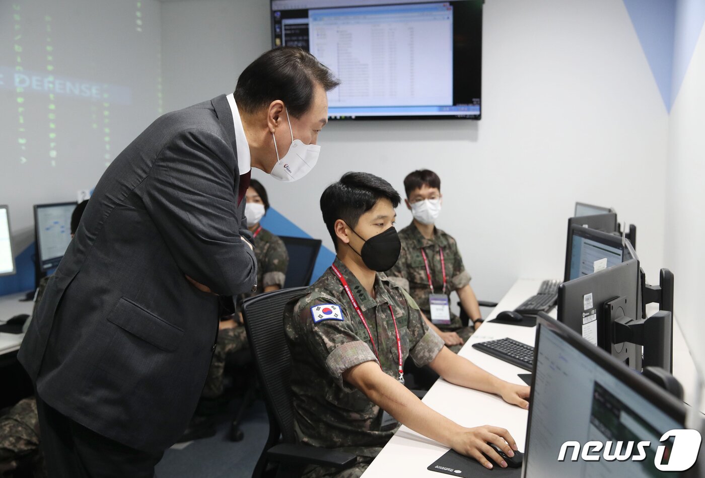 본문 이미지 - 윤석열 대통령이 13일 경기 성남시 판교 제2테크노밸리 기업지원 허브에서 제11회 정보보호의 날 기념식을 마친 후 실전형 사이버 훈련장을 찾아 사이버 침해 대응 훈련을 받고 있는 교육생을 격려하고 있다. (대통령실사진기자단) 2022.7.13/뉴스1 ⓒ News1 안은나 기자