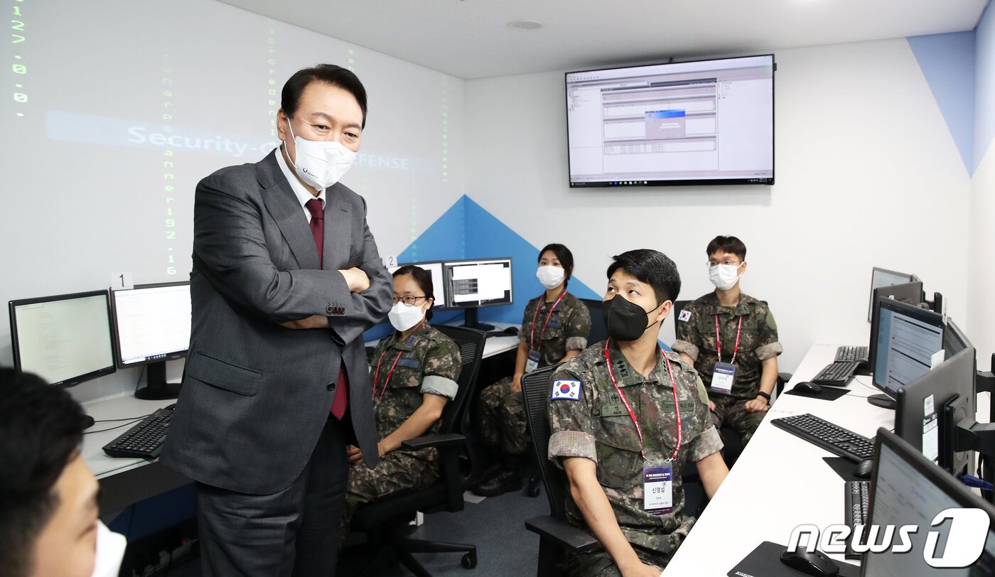본문 이미지 - 윤석열 대통령이 13일 경기 성남시 판교 제2테크노밸리 기업지원 허브에서 제11회 정보보호의 날 기념식을 마친 후 실전형 사이버 훈련장을 찾아 사이버 침해 대응 훈련을 받고 있는 교육생을 격려하고 있다. (대통령실사진기자단) 2022.7.13/뉴스1 ⓒ News1 안은나 기자