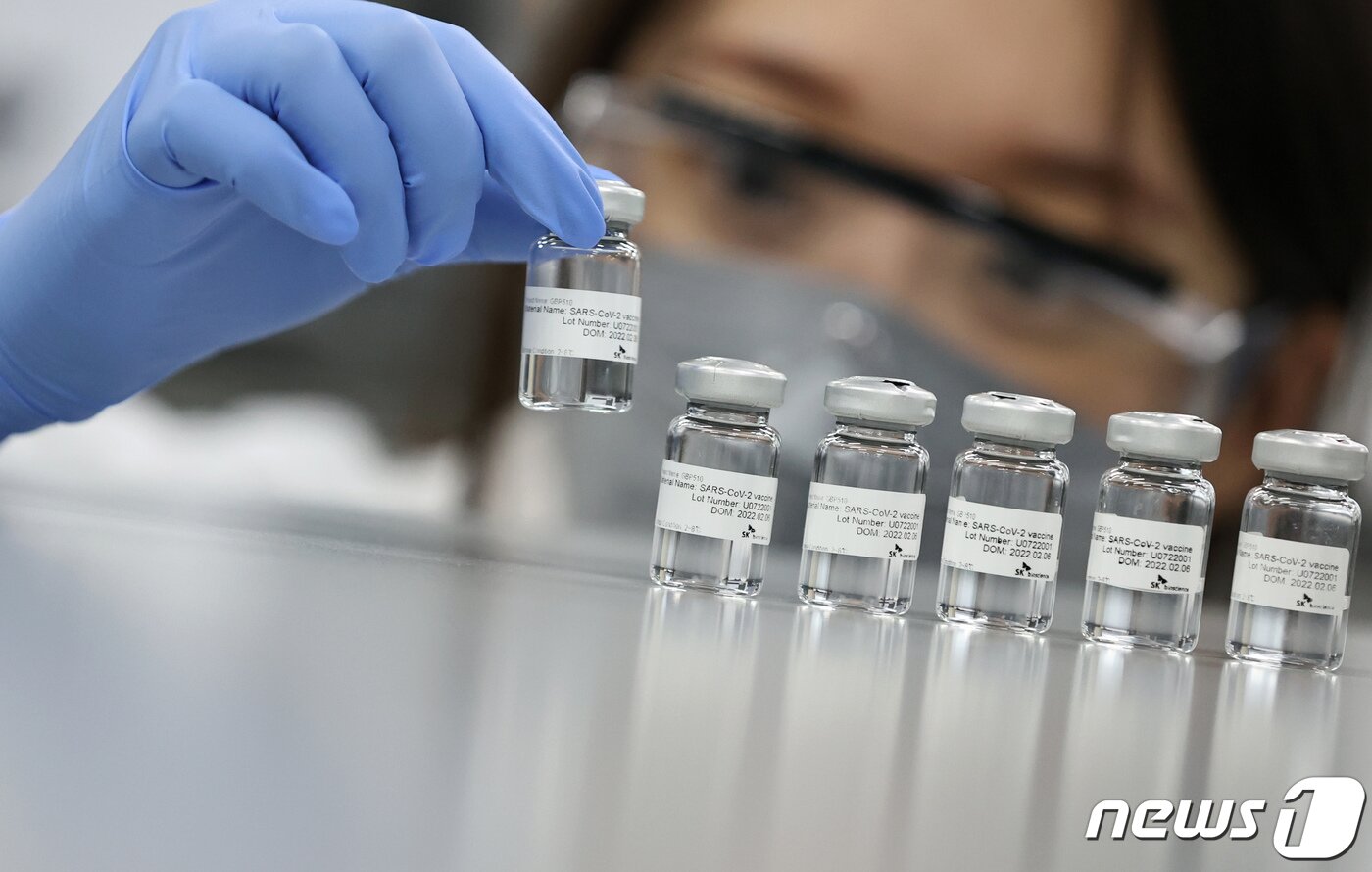 본문 이미지 - 13일 오후 경기도 성남시 분당구 SK바이오사이언스 연구소에서 연구원이 국산 1호 코로나19 백신 '스카이코비원'을 들어보이고 있다. 정부는 ‘코로나19 치료제·백신개발 범정부 지원위원회’를 중심으로 국산 백신 개발을 지원해왔다. 2022.7.13/뉴스1 ⓒ News1 사진공동취재단