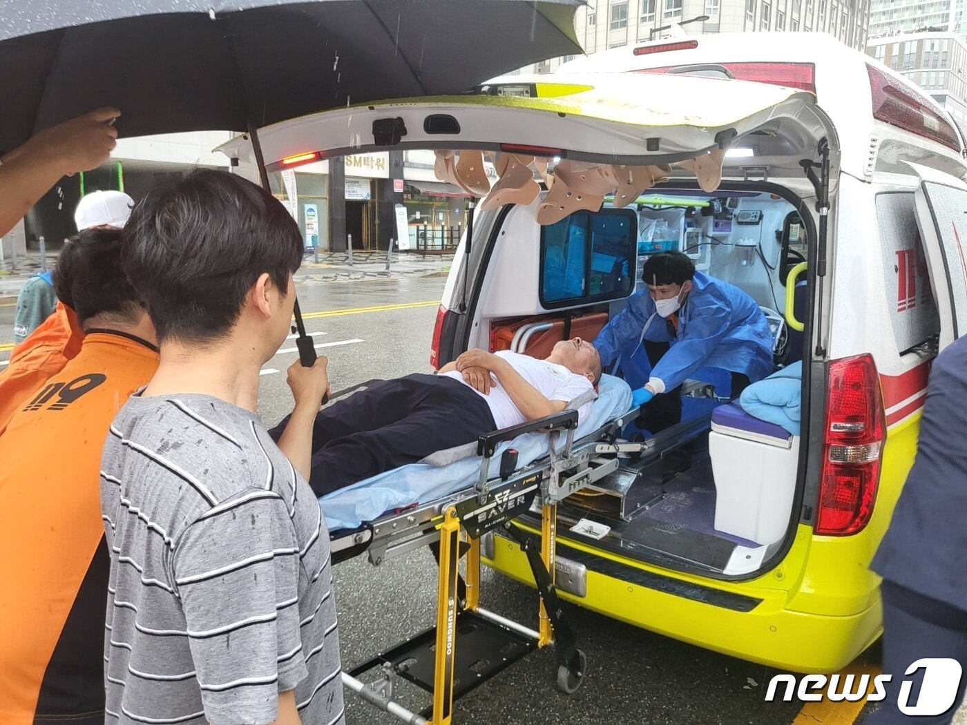 본문 이미지 - 행정안전부 산하 경찰국 신설안 철회를 요구하며 9일째 단식 투쟁을 하던 민관기 충북 청주흥덕경찰서 직장협의회장이 지난 13일 건강 악화로 병원에 이송됐다.(청주권 경찰서 직장협의회 제공).2022.7.13/ⓒ 뉴스1