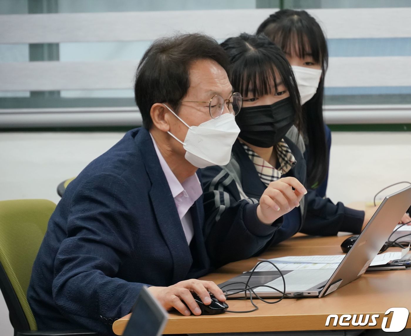 (서울=뉴스1) = 조희연 서울시교육감이 13일 오후 서울 동작구 상도중학교에서 탐구 기반 쓰기 수업·평가모델인 '생각을 쓰는 교실 수업'을 참관하고 있다. (서울시교육청 제공) …