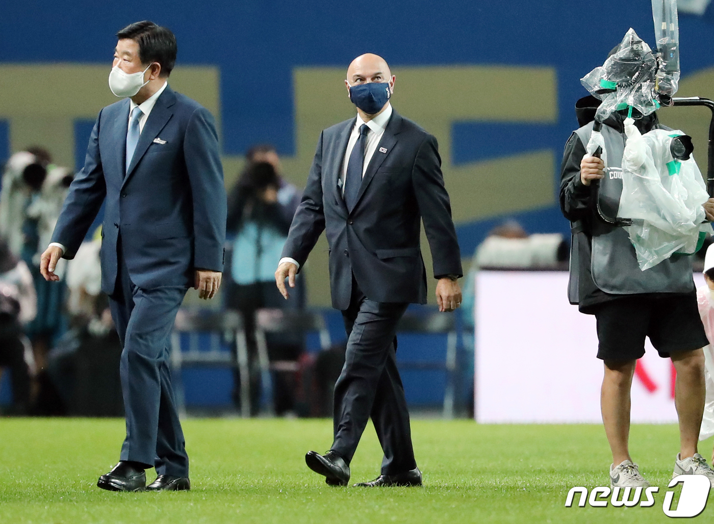 (서울=뉴스1) 김진환 기자 = 토트넘 홋스퍼의 다니엘 레비 회장이 13일 오후 서울 마포구 상암동 서울월드컵경기장에서 열린 쿠팡플레이 시리즈 팀 K리그와의 경기에 앞서 그라운드를 …