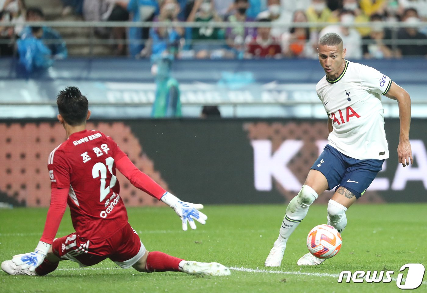 본문 이미지 - 토트넘 히샬리송이 13일 오후 서울 마포구 상암동 서울월드컵경기장에서 열린 쿠팡플레이 시리즈 팀 K리그와의 경기 전반전에서 팀K리그 골키퍼 조현우 상대 드리블 돌파를 시도하고 있다. 2022.7.13/뉴스1 ⓒ News1 이동해 기자