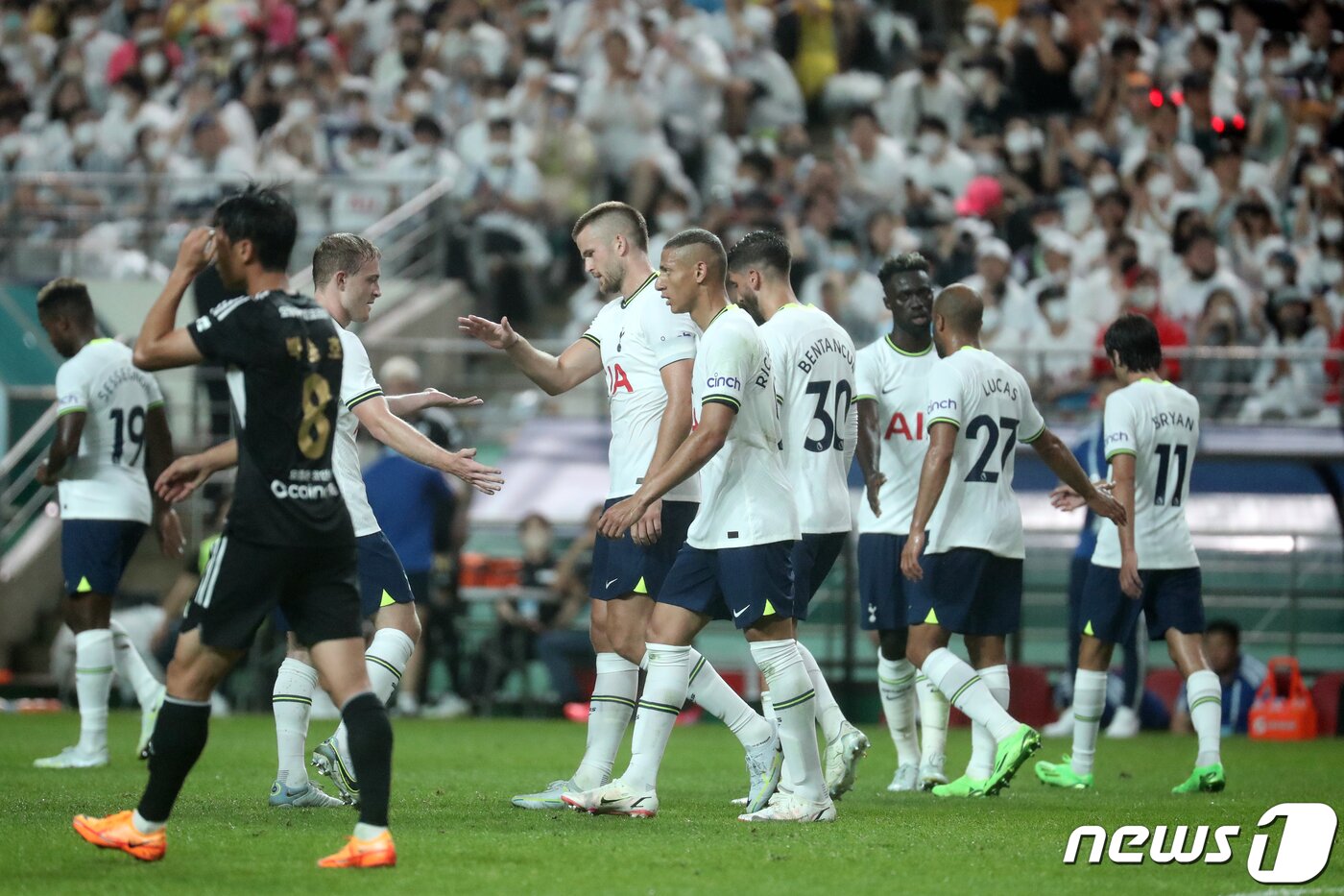 본문 이미지 - 13일 오후 서울 마포구 상암동 서울월드컵경기장에서 열린 쿠팡플레이 시리즈 팀 K리그와 토트넘 홋스퍼의 경기, 토트넘 에릭 다이어가 선제골을 넣고 기뻐하고 있다. 2022.7.13/뉴스1 ⓒ News1 황기선 기자