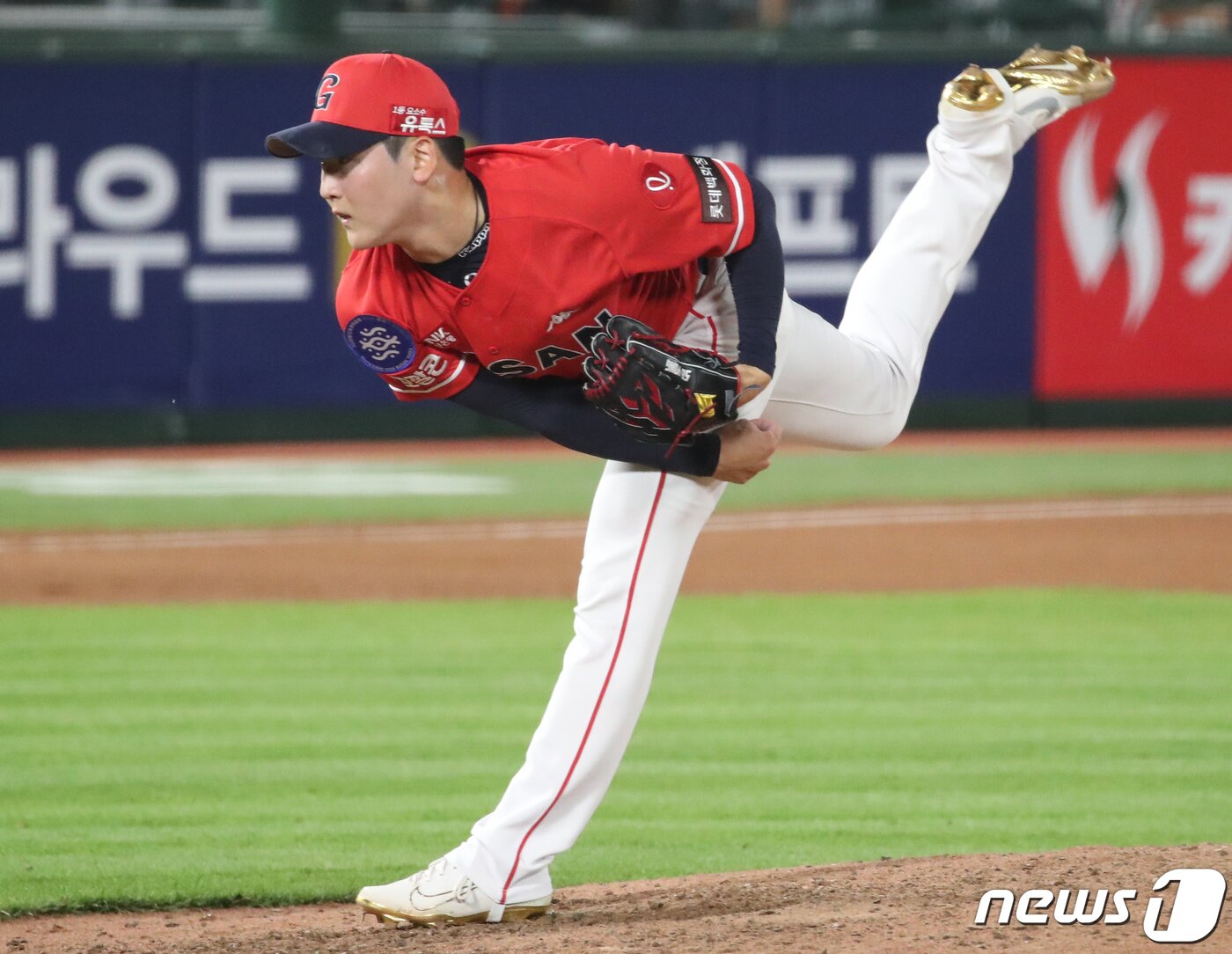 본문 이미지 - 13일 부산 동래구 사직야구장에서 열린 프로야구 '2022 신한은행 SOL KBO리그' 한화 이글스와 롯데 자이언츠의 경기 8회초 무사 구원투수 최준용이 역투하고 있다. 2022.7.13./뉴스1 ⓒ News1 김영훈 기자