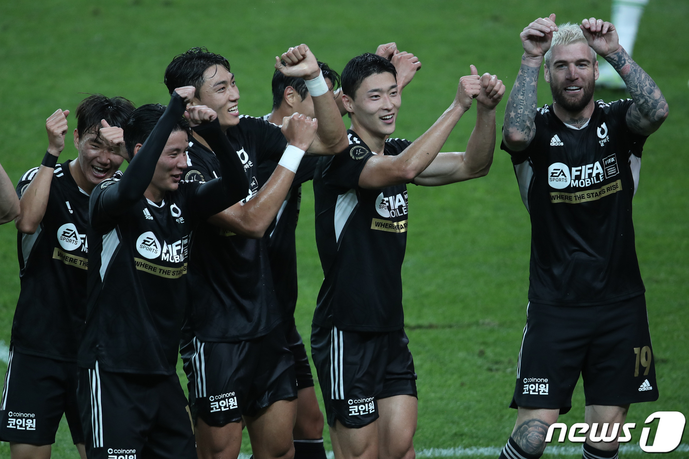 (서울=뉴스1) 이광호 기자 = 팀 K리그의 조규성(오른쪽 두번째)이 13일 오후 서울 마포구 상암동 서울월드컵경기장에서 열린 쿠팡플레이 시리즈 토트넘 홋스퍼와의 경기에서 동점골을 …