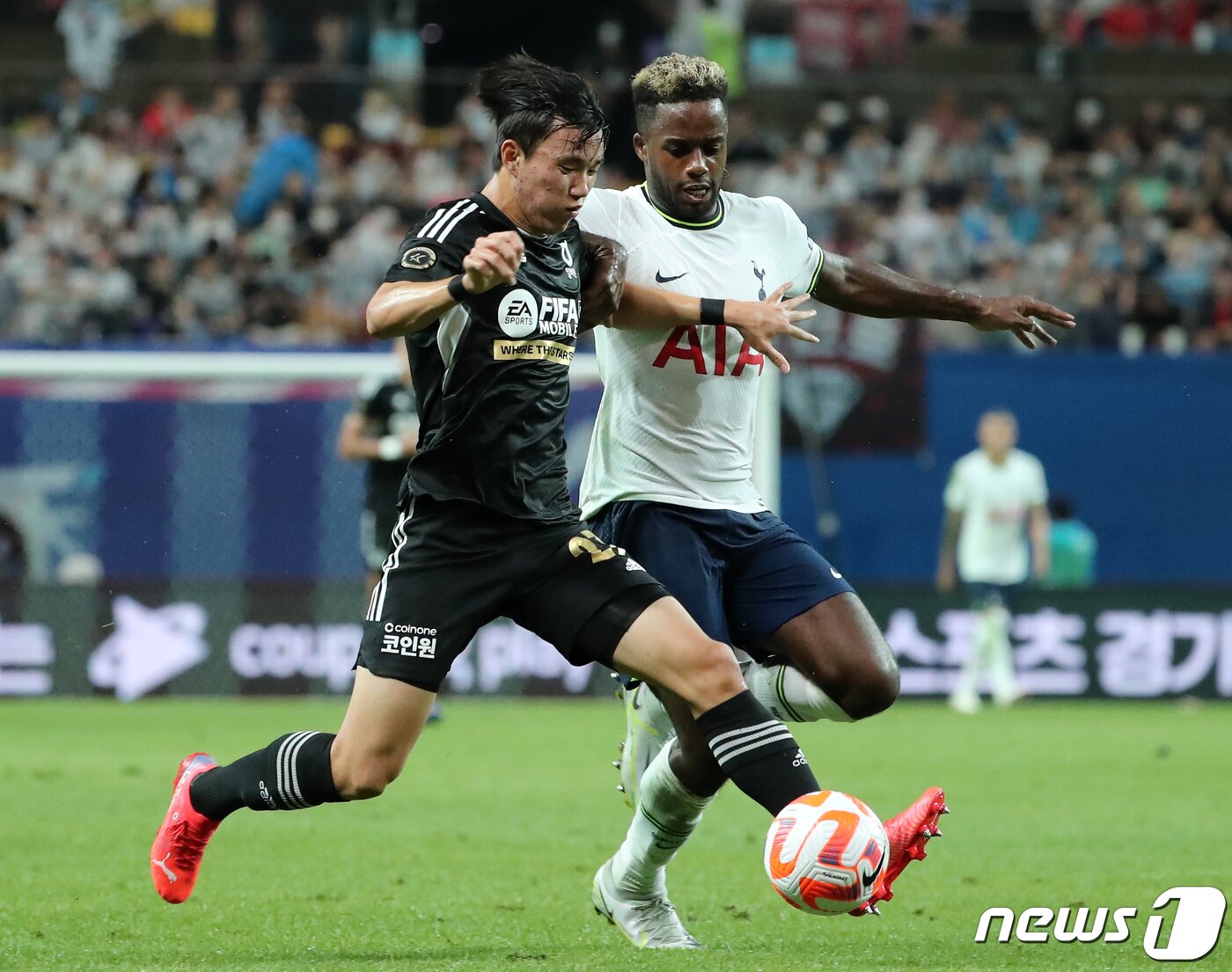 본문 이미지 - 팀 K리그 양현준이 13일 오후 서울 마포구 상암동 서울월드컵경기장에서 열린 쿠팡플레이 시리즈 토트넘 홋스퍼와의 경기에서 전반 토트넘 세세뇽의 수비 앞에서 돌파를 하고 있다. 2022.7.13/뉴스1 ⓒ News1 김진환 기자