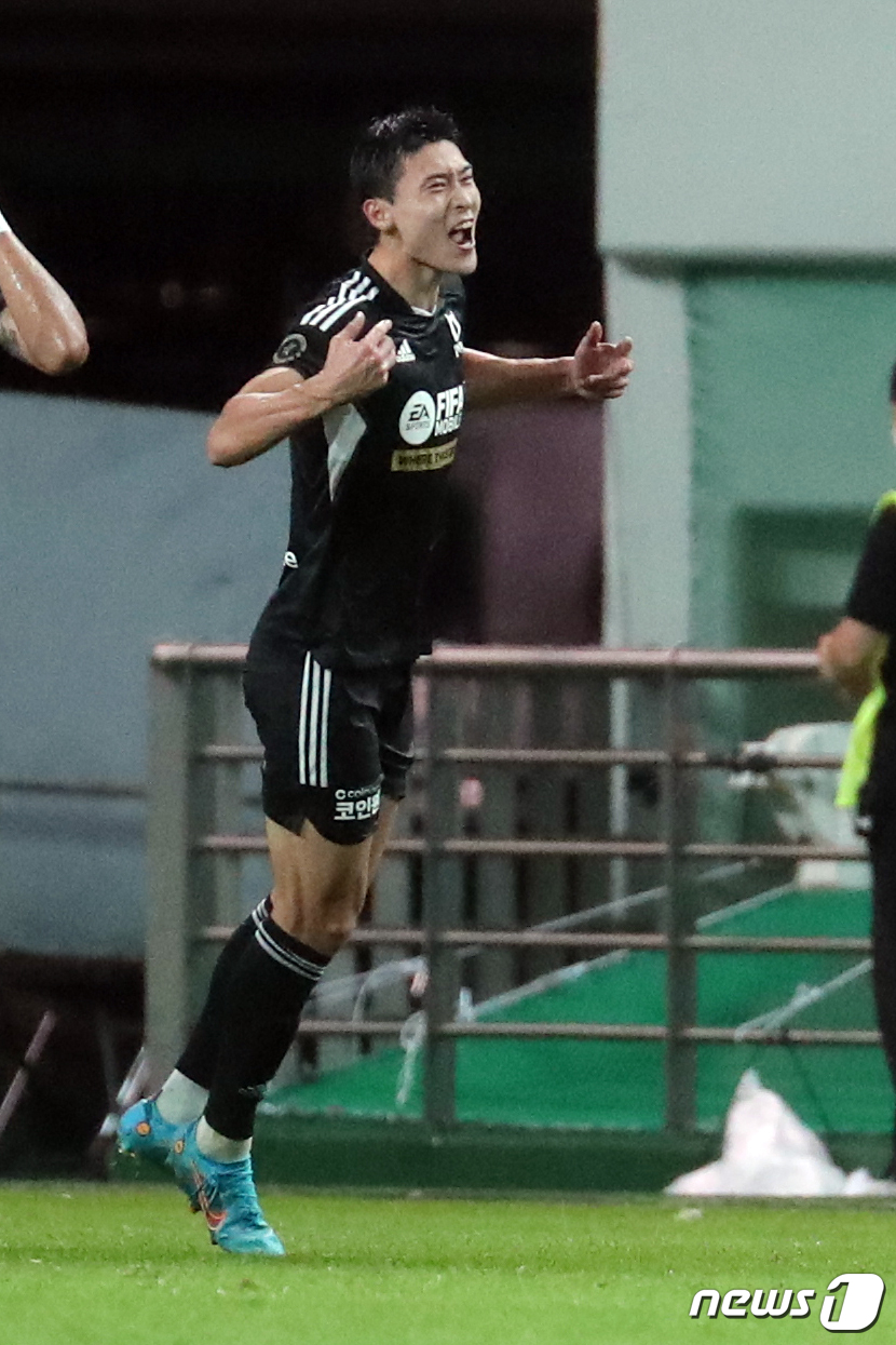 (서울=뉴스1) 황기선 기자 = 13일 오후 서울 마포구 상암동 서울월드컵경기장에서 열린 쿠팡플레이 시리즈 팀 K리그와 토트넘 홋스퍼의 경기, 팀 K리그 조규성이 헤더슛으로 동점골 …