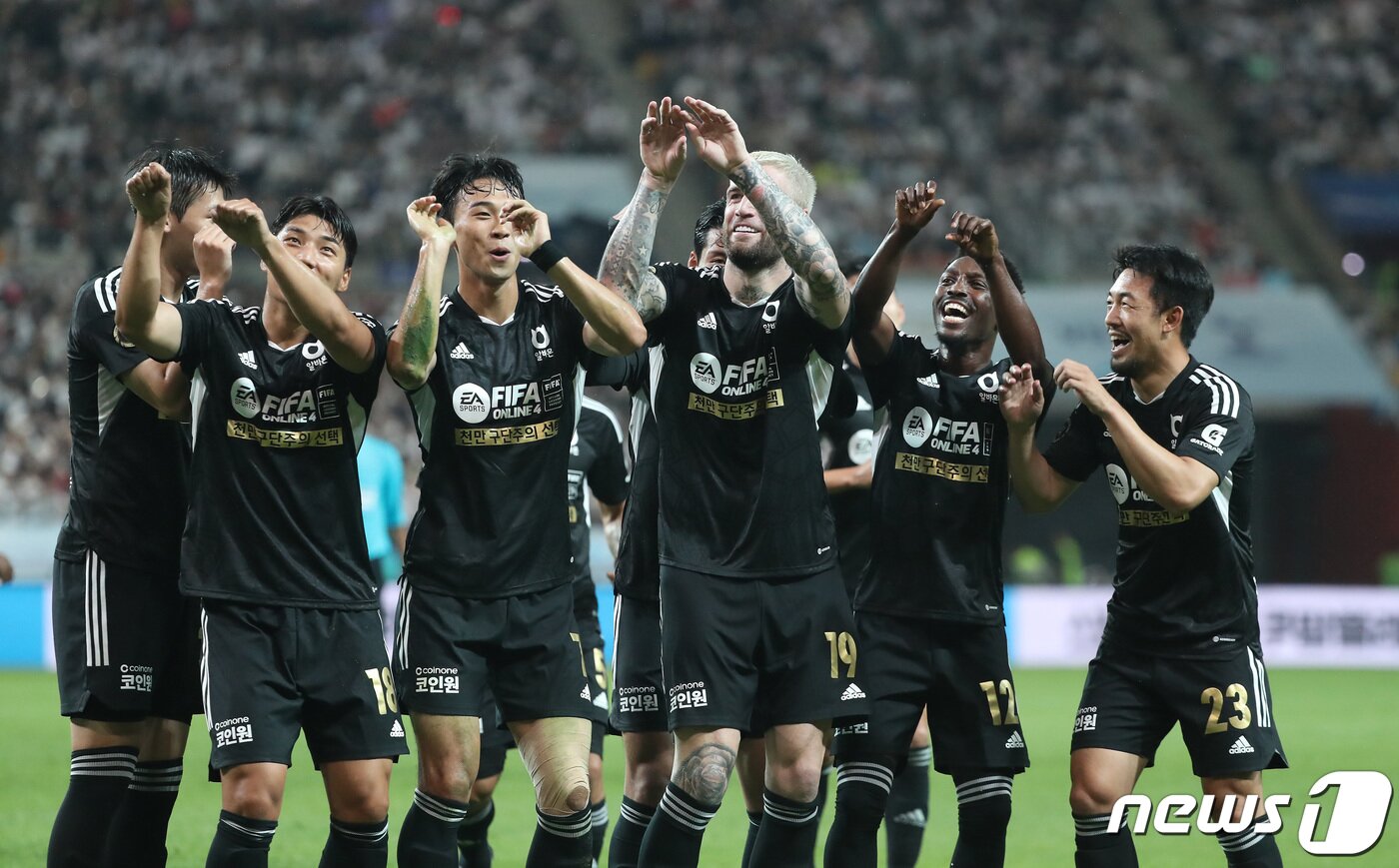 EPL과 K리그 별들이 수놓은 축구축제…폭우 뚫고 현장 찾은 6만팬이 승자 - 뉴스1