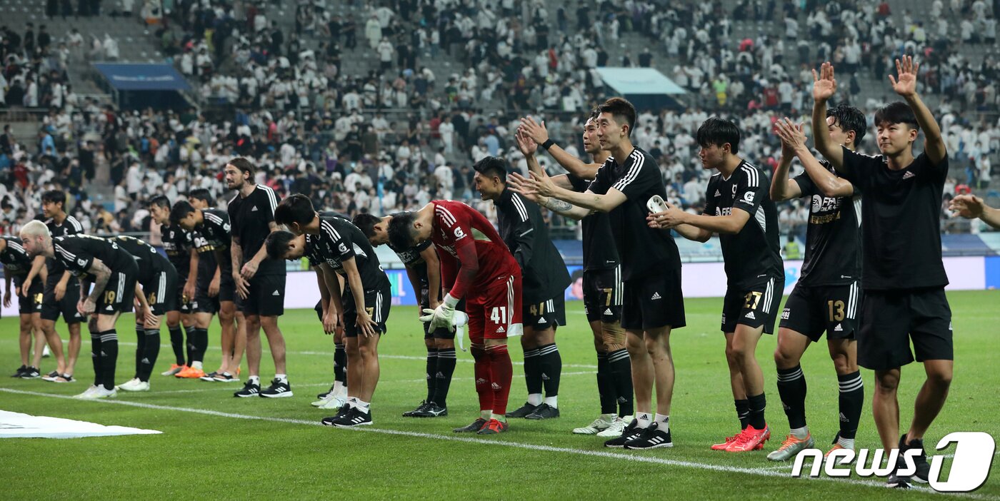본문 이미지 - 팀 K리그 선수들이 13일 오후 서울 마포구 상암동 서울월드컵경기장에서 열린 쿠팡플레이 시리즈 팀 K리그와의 경기를 마친 뒤 축구팬들에게 손인사를 하고 있다. 경기는 토트넘이 팀 K리그 상대 6대3 승리를 거뒀다. 2022.7.13/뉴스1 ⓒ News1 이동해 기자