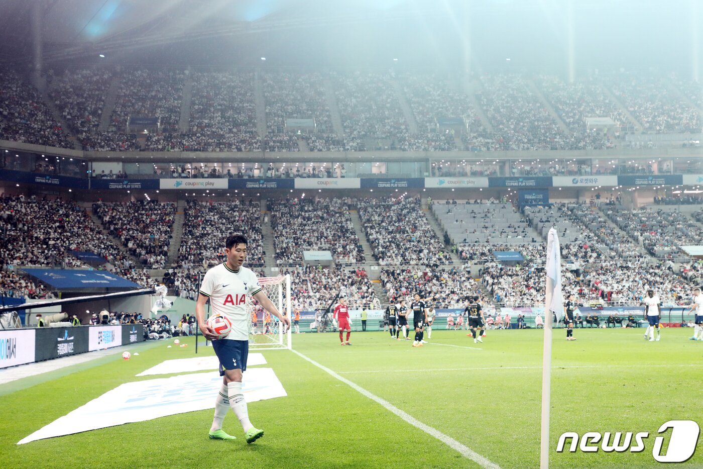 본문 이미지 - 13일 오후 서울 마포구 상암동 서울월드컵경기장에서 열린 쿠팡플레이 시리즈 팀 K리그와 토트넘 홋스퍼의 경기, 토트넘 손흥민이 코너킥을 차기위해 발걸음을 옮기고 있다. 2022.7.13/뉴스1 ⓒ News1 황기선 기자