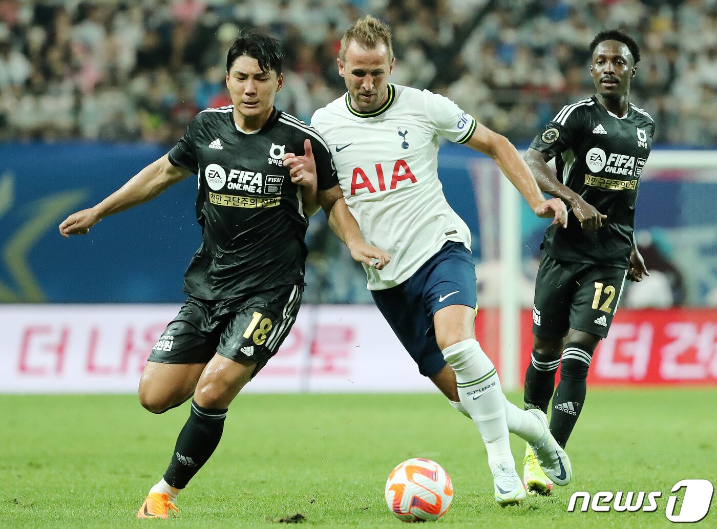 본문 이미지 - 토트넘 홋스퍼의 해리 케인이 13일 오후 서울 마포구 상암동 서울월드컵경기장에서 열린 쿠팡플레이 시리즈 팀 K리그와의 경기에서 팀 K리그 주민규와 볼 경합을 벌이고 있다. 2022.7.13/뉴스1 ⓒ News1 김진환 기자