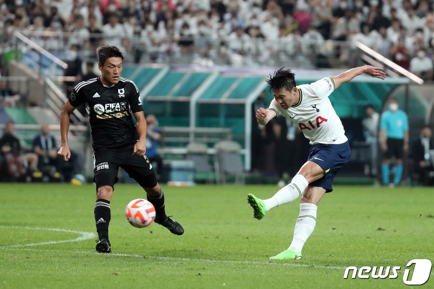 본문 이미지 - 13일 오후 서울 마포구 상암동 서울월드컵경기장에서 열린 쿠팡플레이 시리즈 팀 K리그와 토트넘 홋스퍼의 경기, 토트넘 손흥민이 슛을 날리고 있다. 2022.7.13/뉴스1 ⓒ News1 황기선 기자